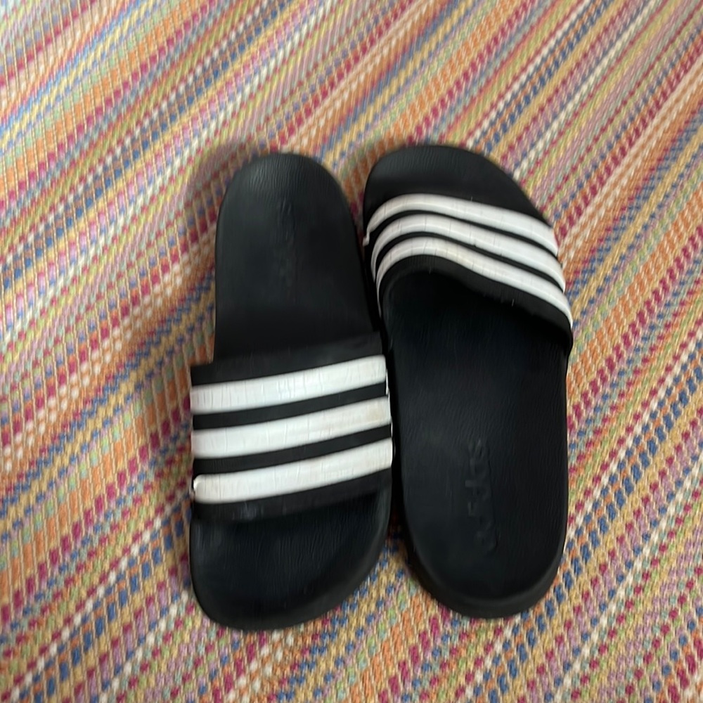 Adidas slides perfect slides it’s a size 6